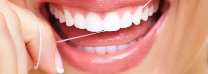 La importancia de utilizar seda dental - Clínica Manuel Rosa