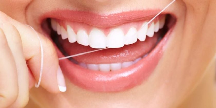 La importancia de utilizar seda dental - Clínica Manuel Rosa